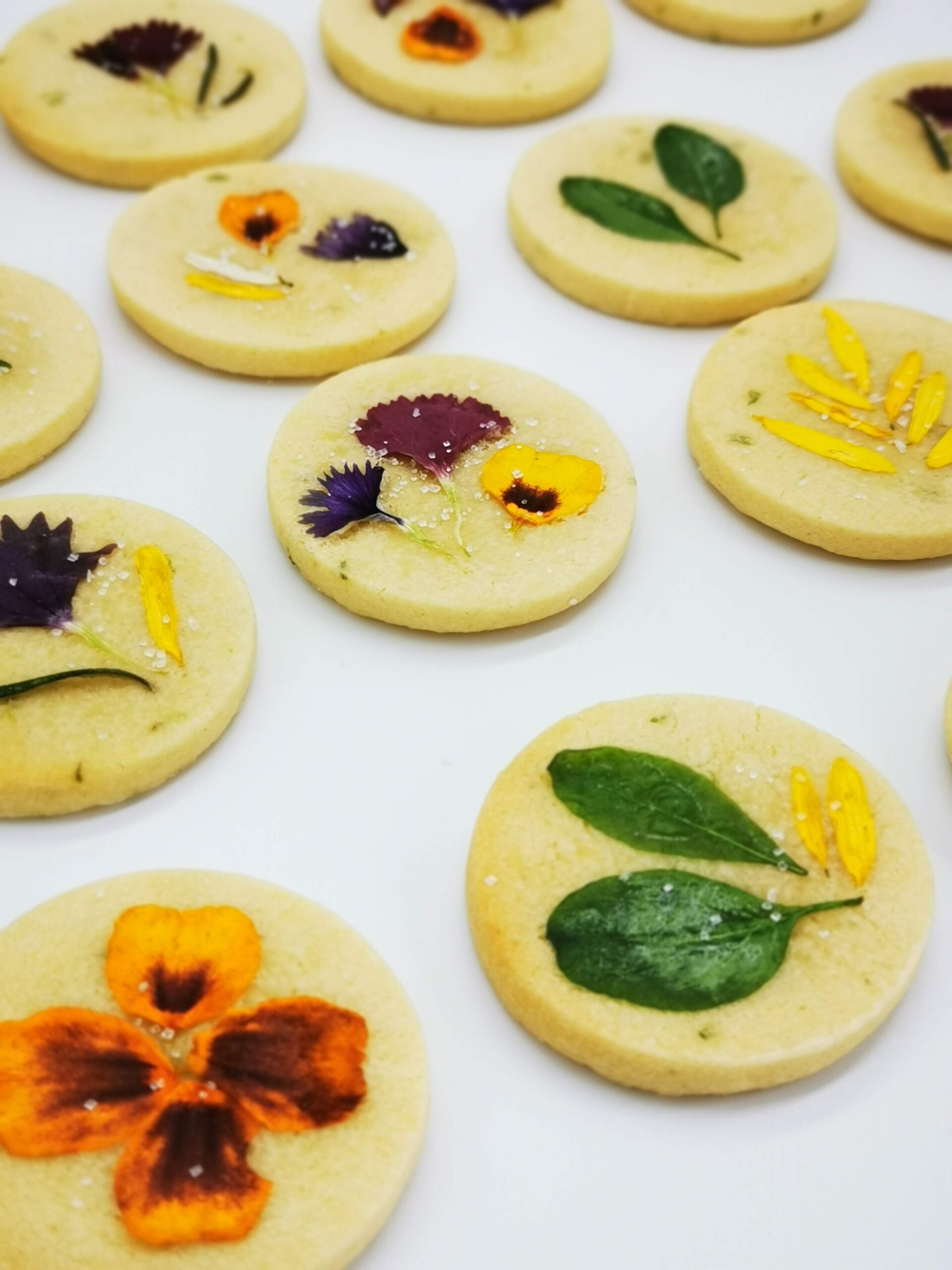 Galletas modernas con flores comestibles