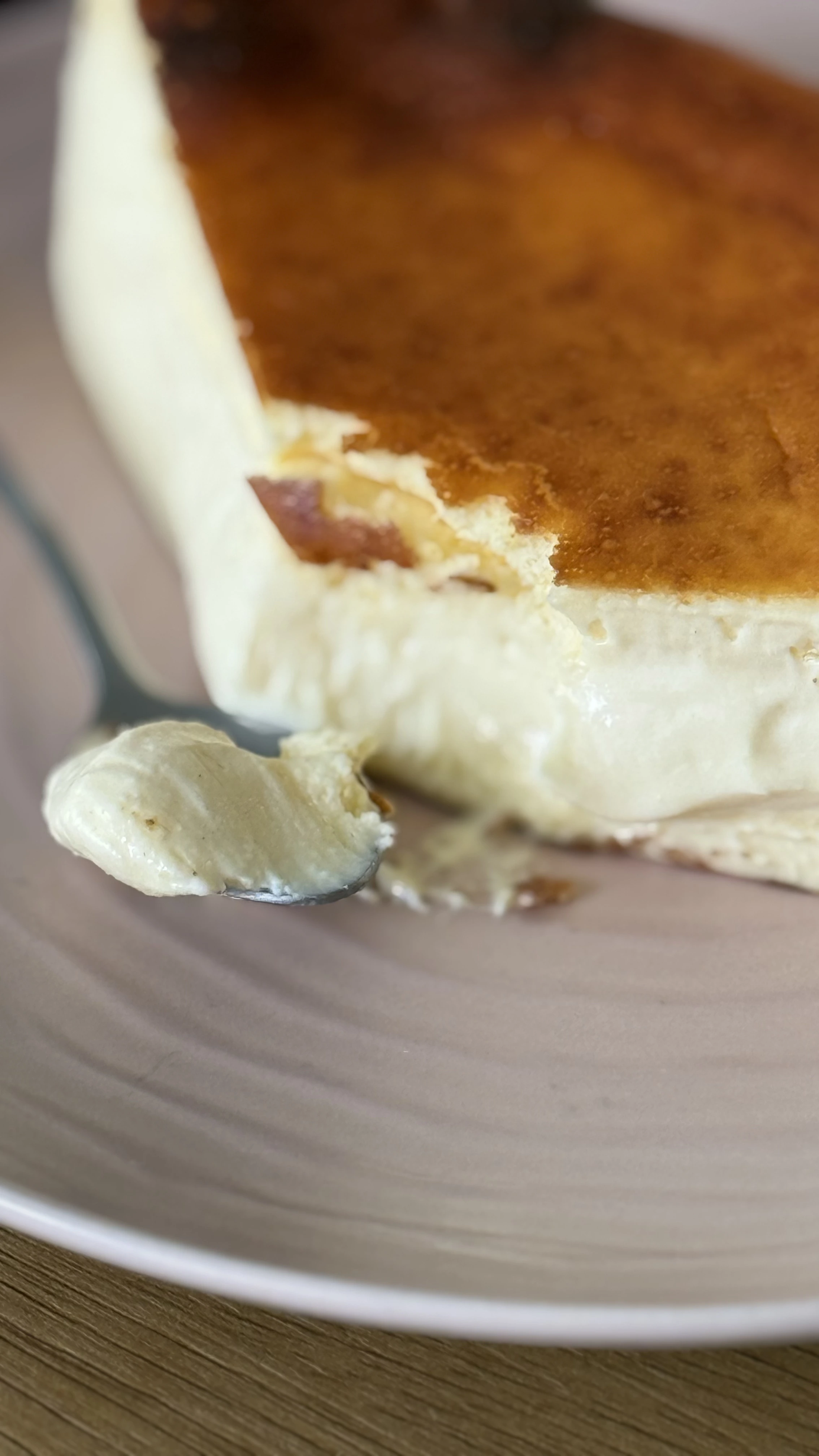 Tarta Vasca — textura cremosa y superficie tostada perfecta